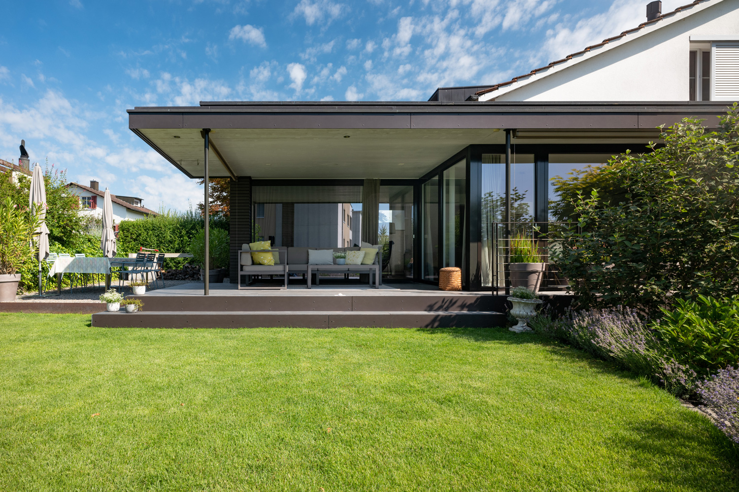 Grau durchgefärbte Terrasse aus Accoya Holz