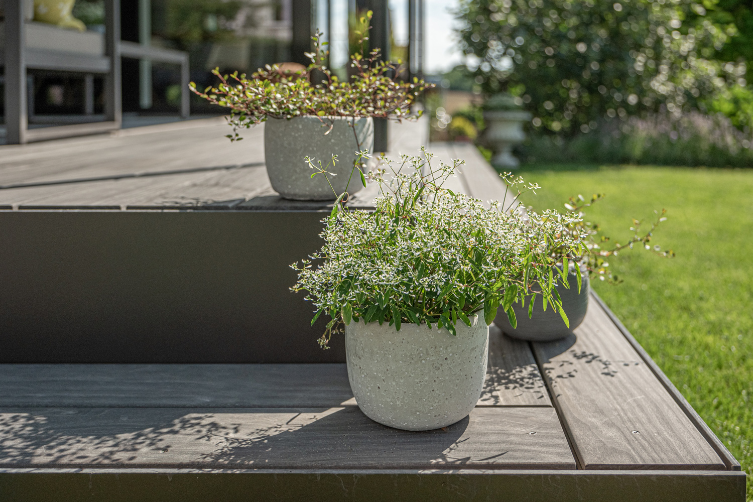 Grau durchgefärbte Terrasse aus Accoya Holz