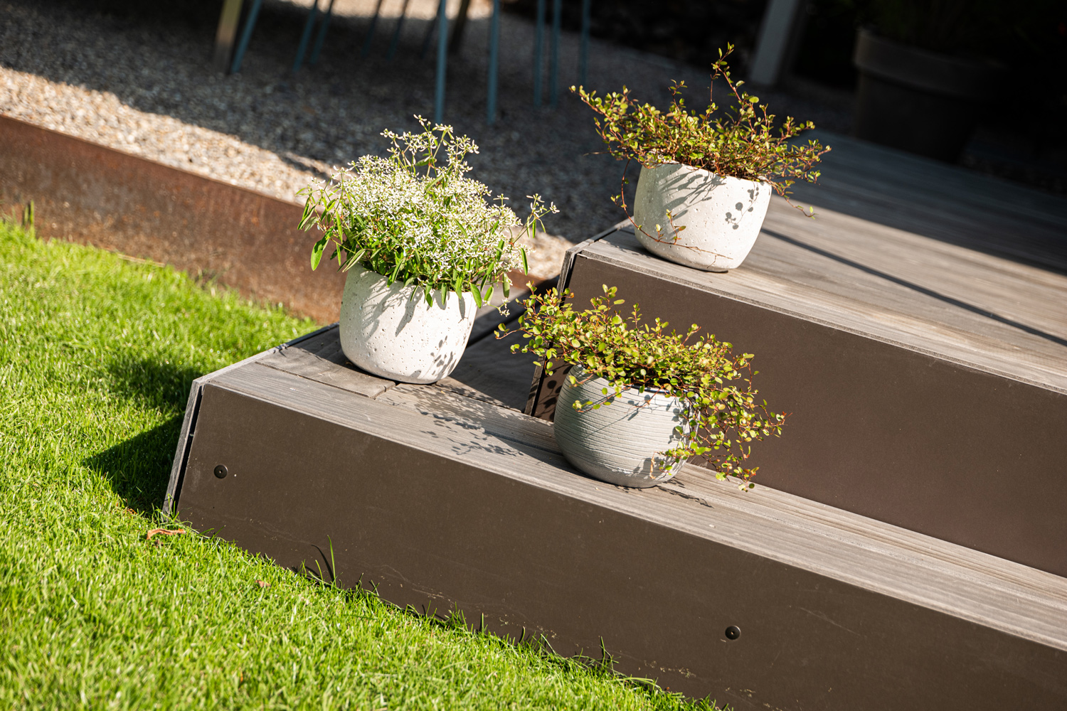 Grau durchgefärbte Terrasse aus Accoya Holz