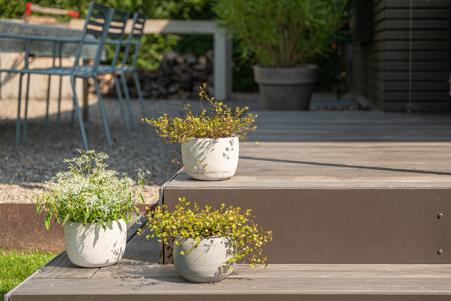 Grau durchgefärbte Terrasse aus Accoya Holz