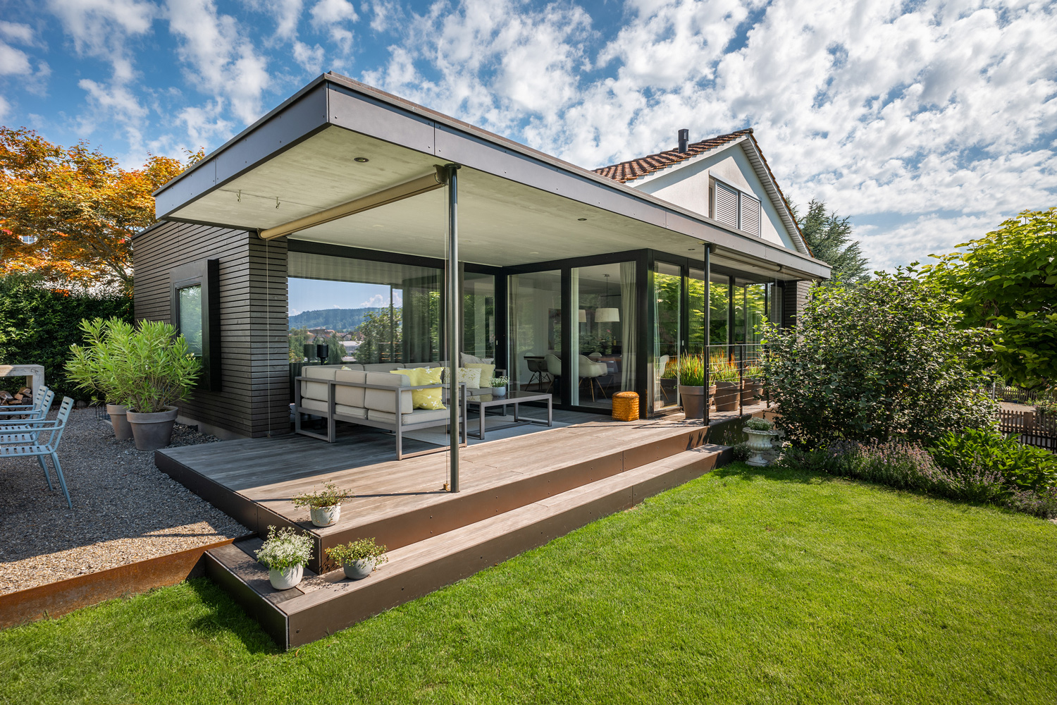 Grau durchgefärbte Terrasse aus Accoya Holz