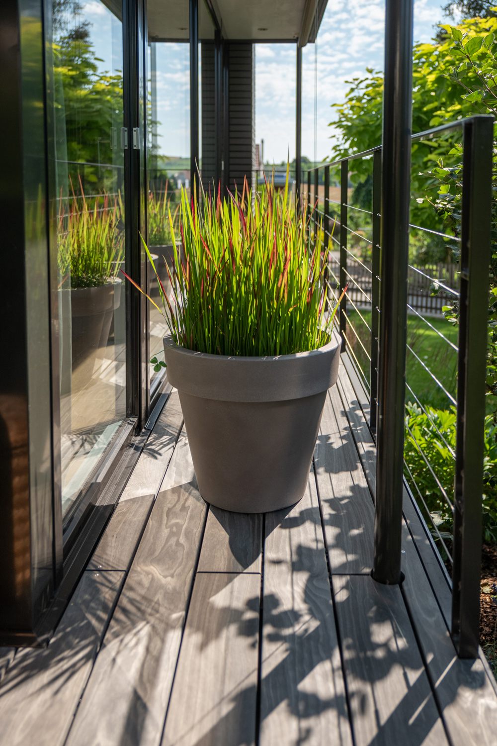 Grau durchgefärbte Terrasse aus Accoya Holz