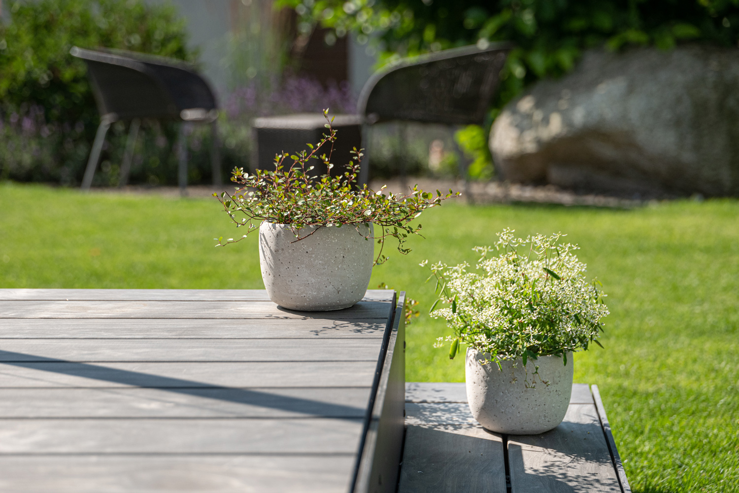 Grau durchgefärbte Terrasse aus Accoya Holz