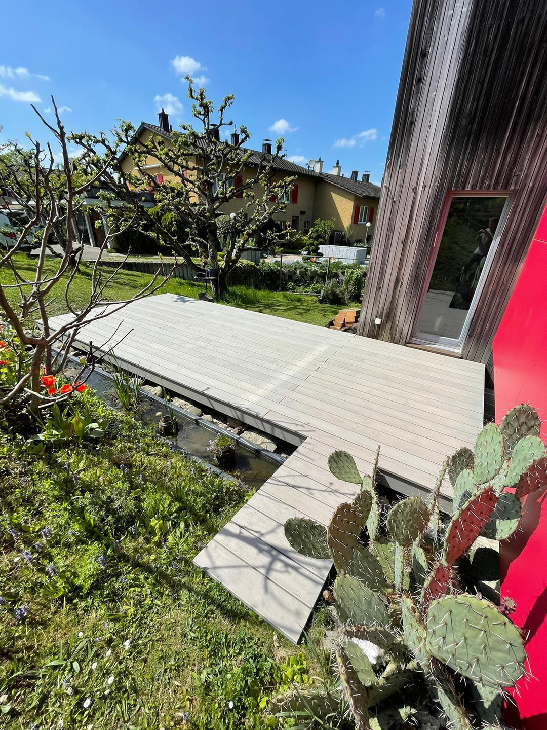 Accoya Holzterrasse vorvergraut mit Brücke