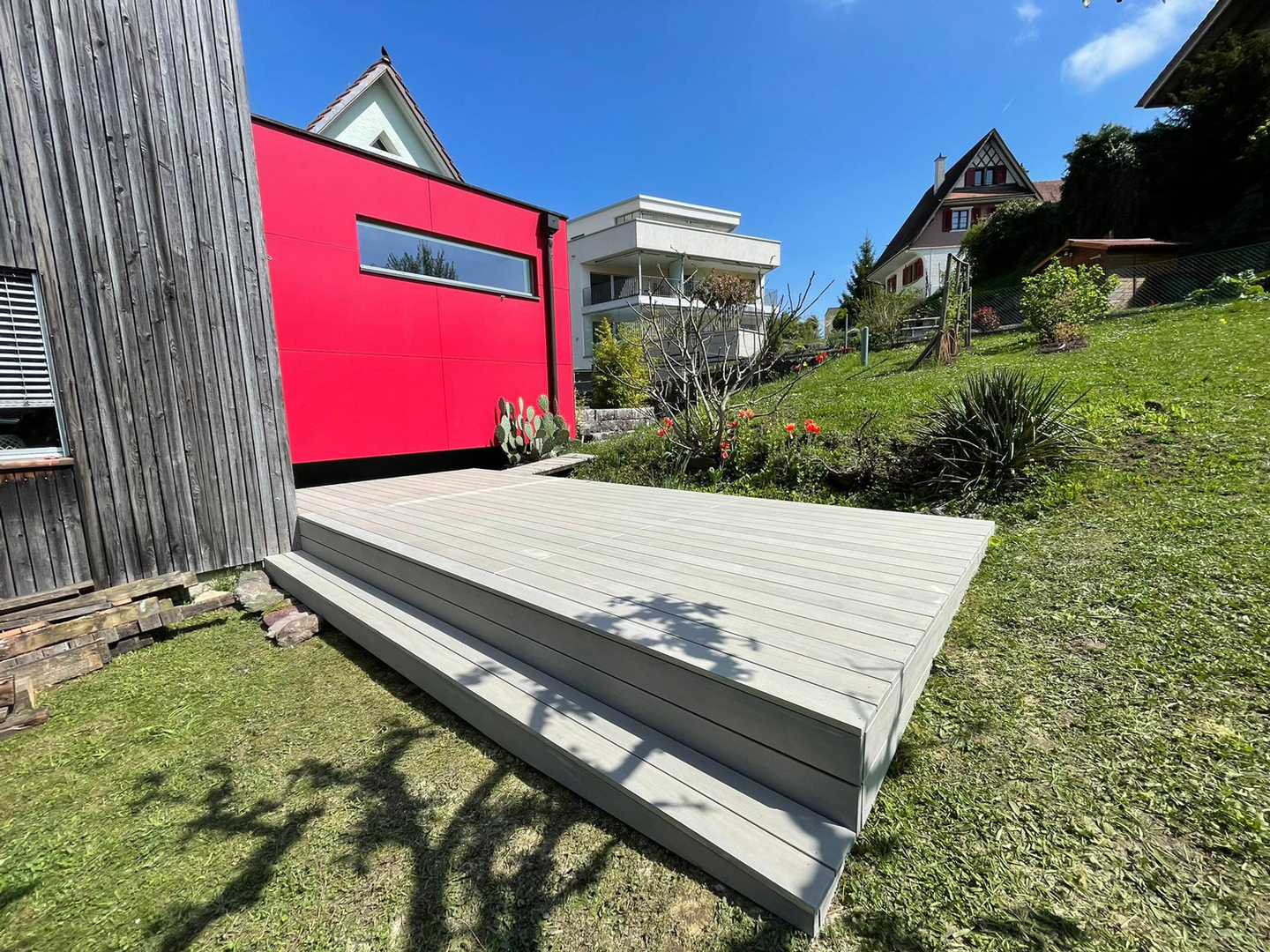 Accoya Holzterrasse vorvergraut mit Brücke