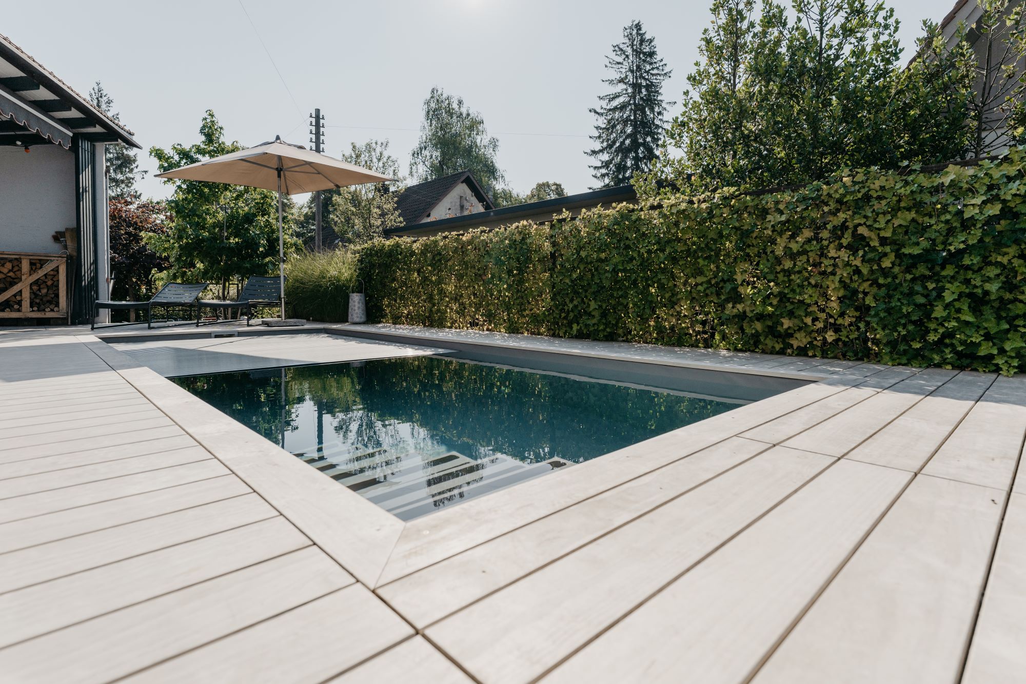 Accoya Terrasse mit Naturpool