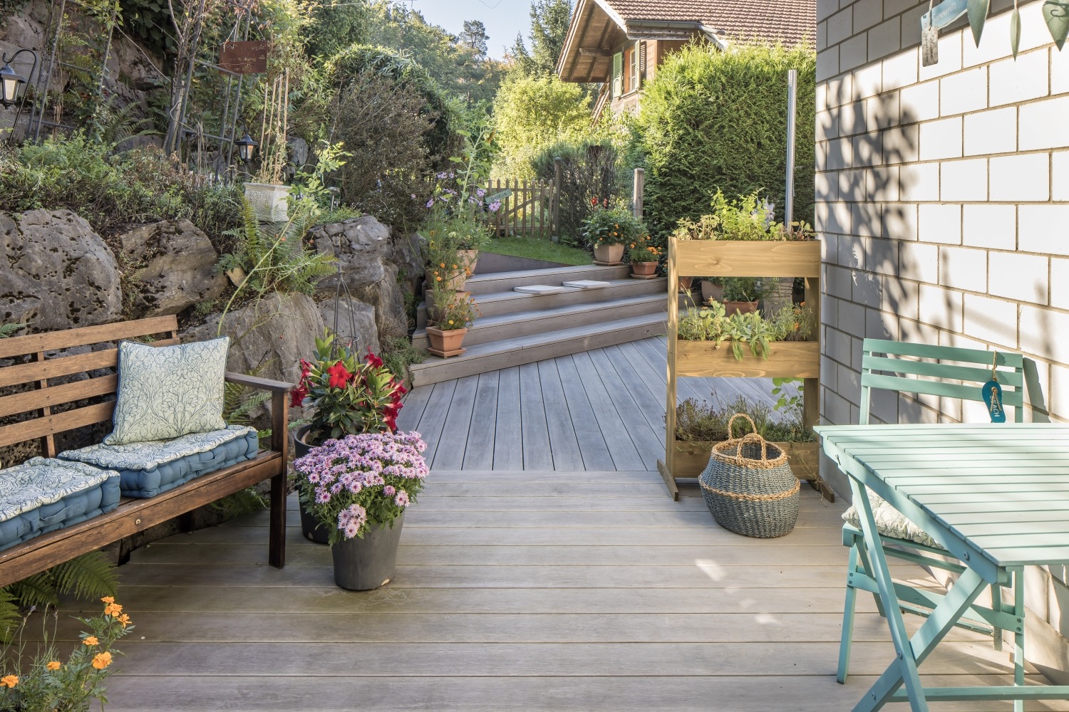 Holzterrasse aus vorvergrauten Accoya Terrassendielen