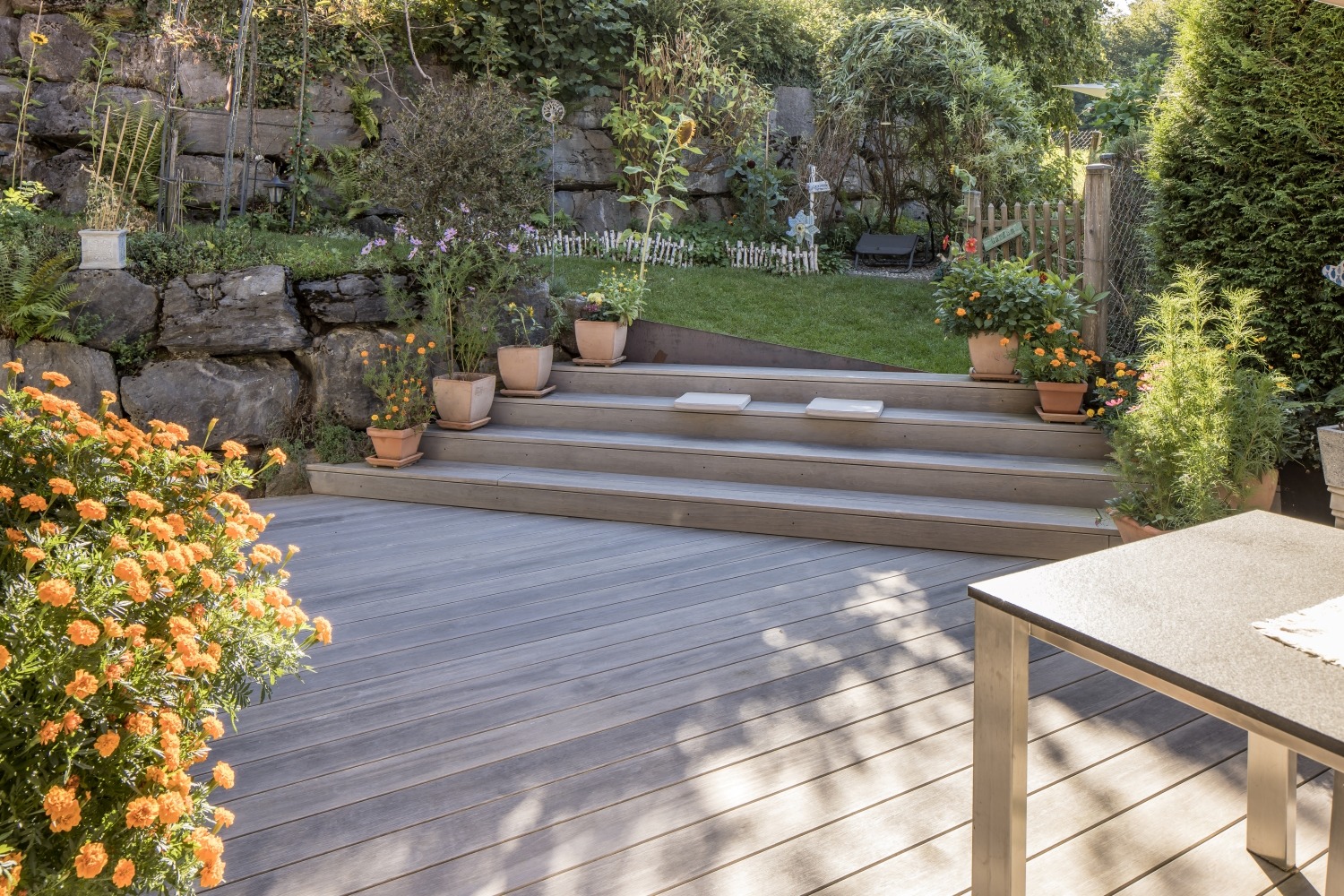 Holzterrasse aus vorvergrauten Accoya Terrassendielen