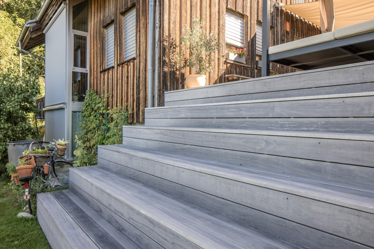 Holzterrasse aus vorvergrauten Accoya Terrassendielen