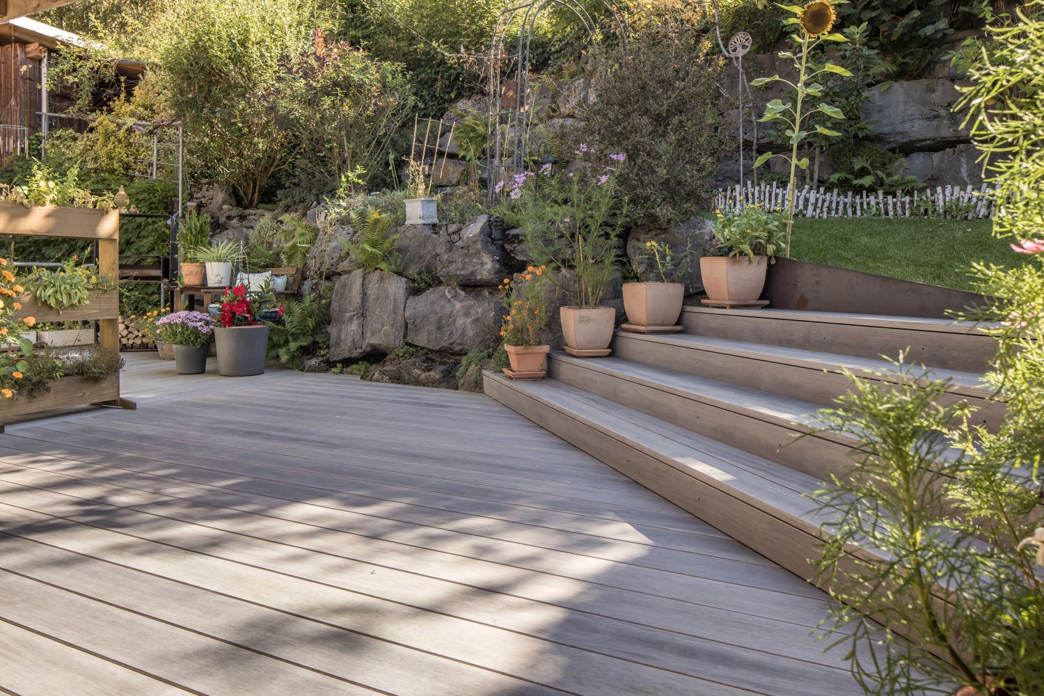 Holzterrasse aus vorvergrauten Accoya Terrassendielen